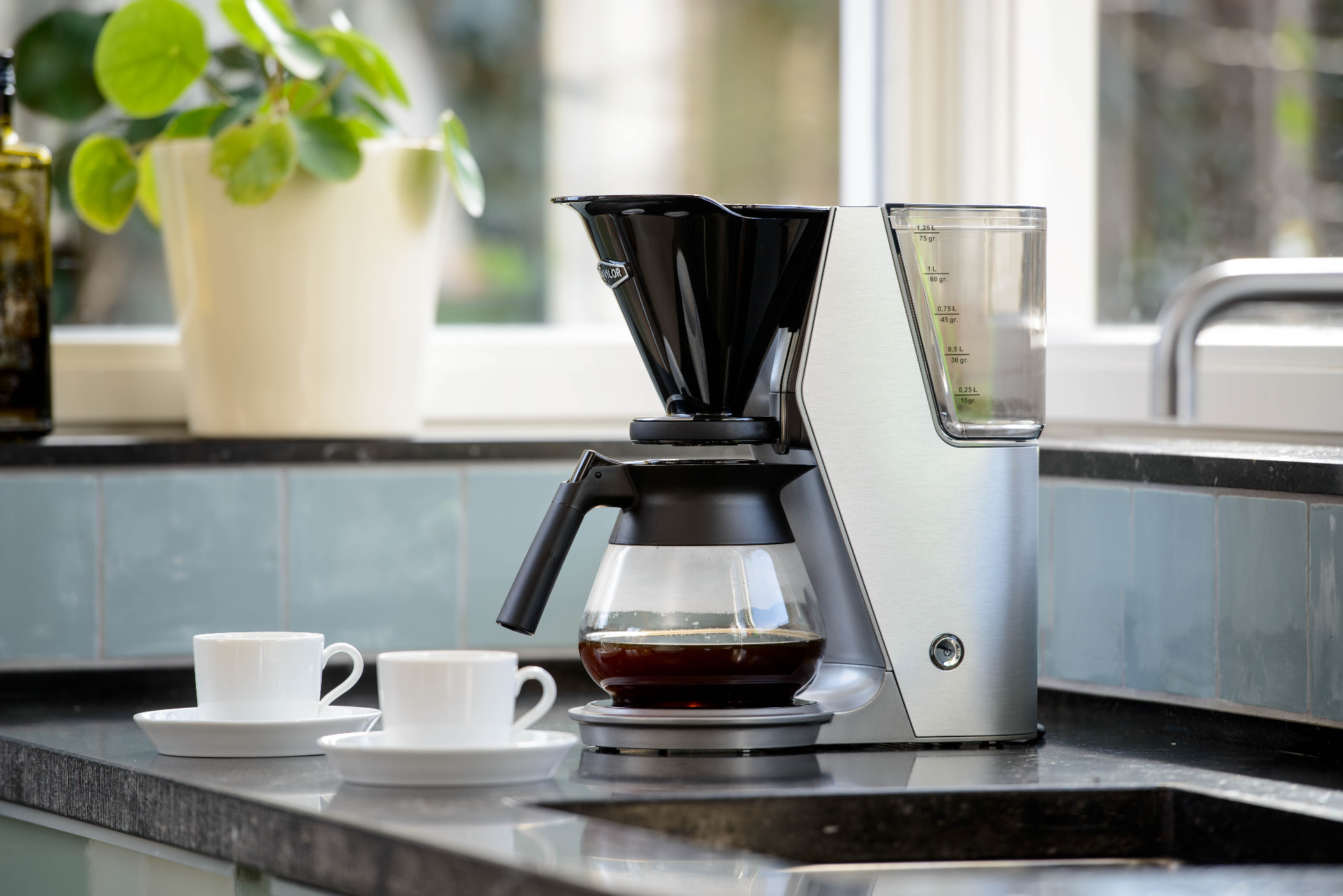 Cafetière filtre professionnelle sur un plan de travail