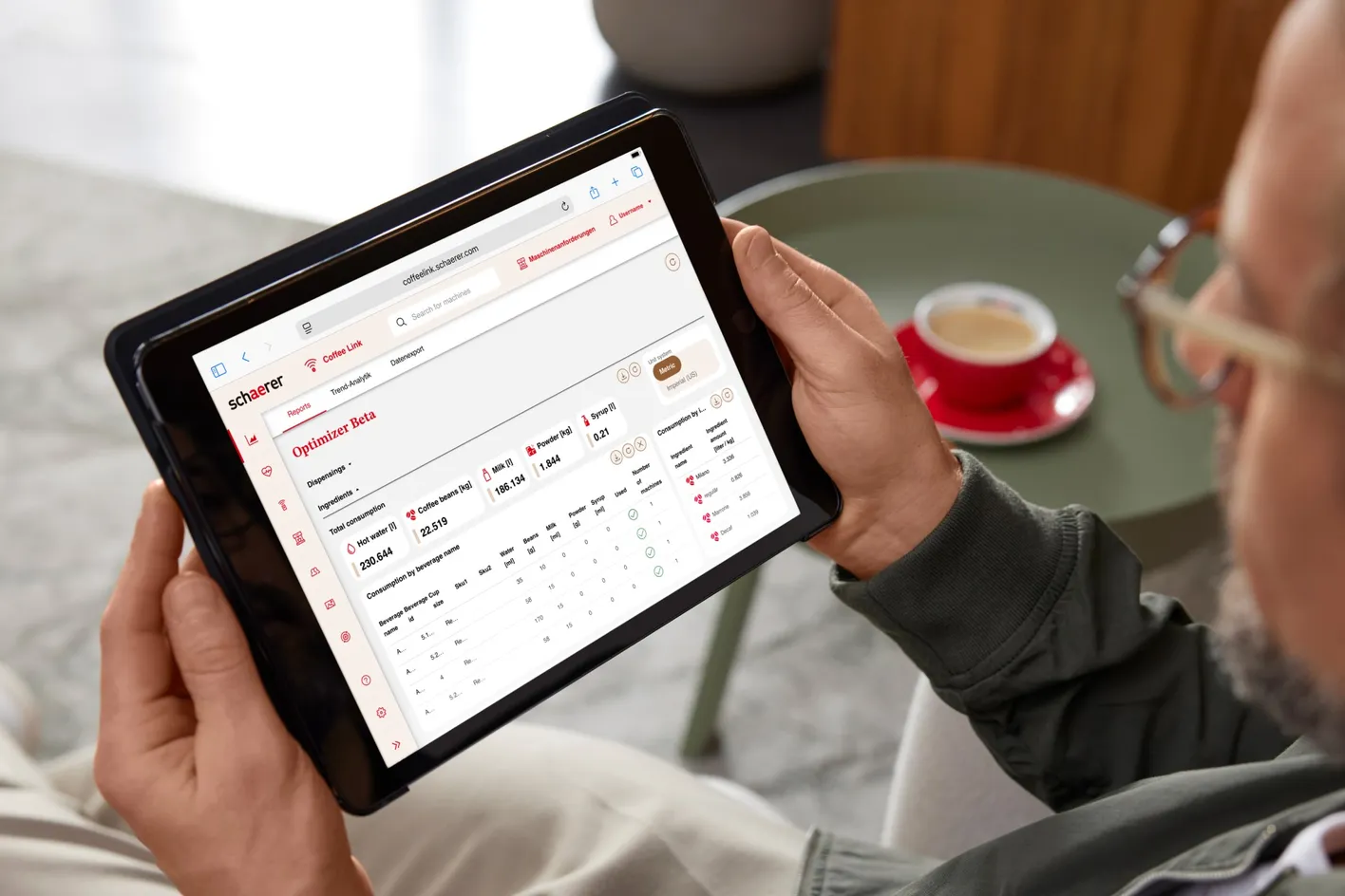 Tablette affichant le tableau de suivi des consommations d'une machine à café professionnelle