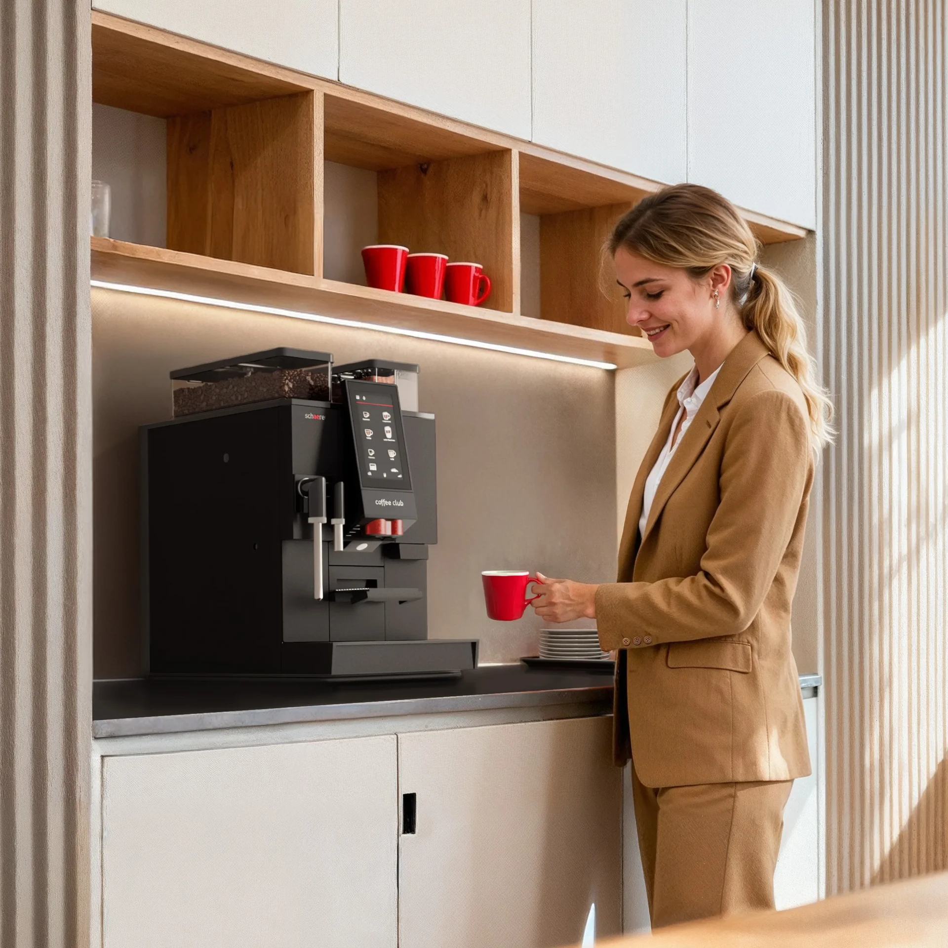Collaboratrice se servant un café à une machine professionnelle installée dans un espace pause d'entreprise