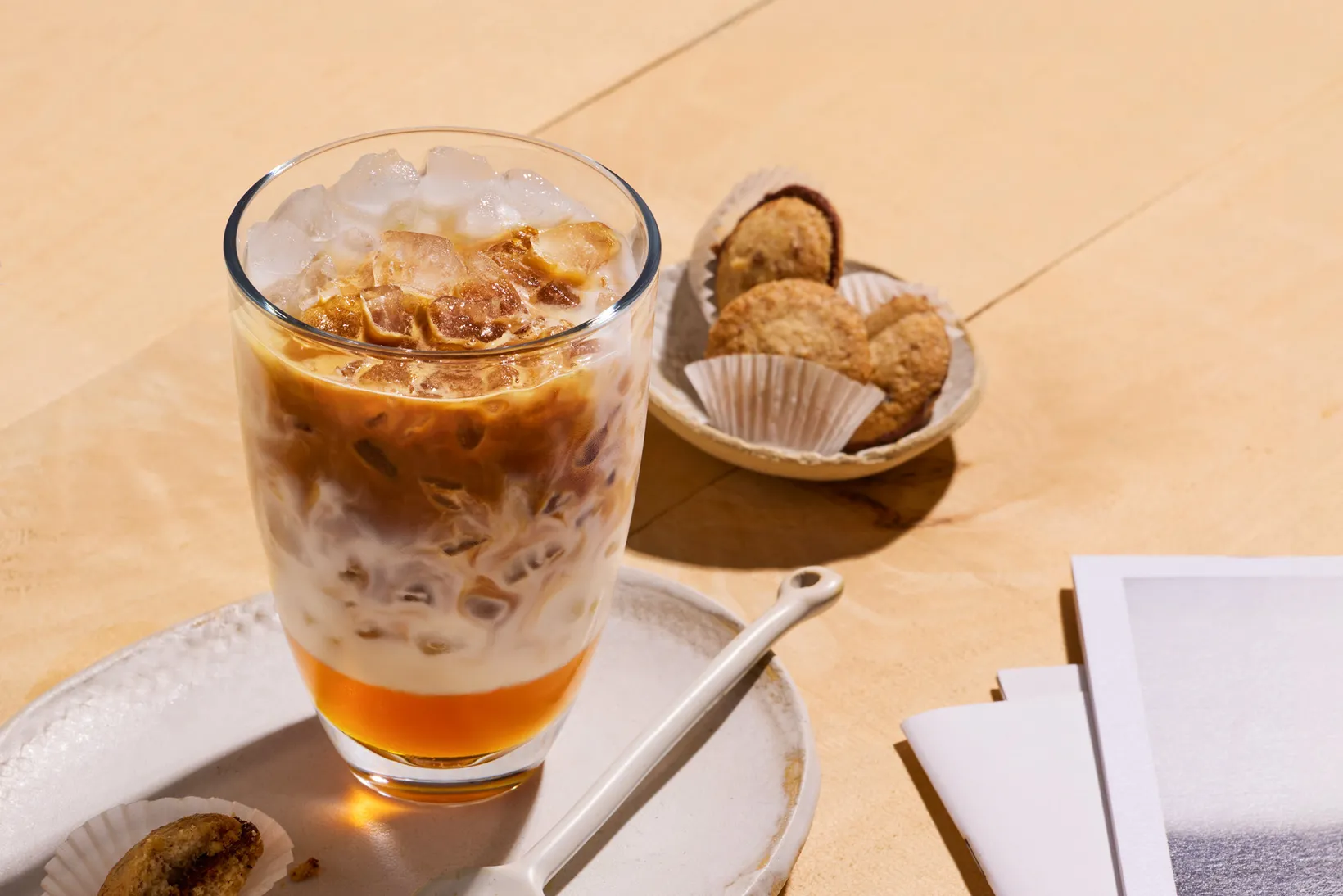 Café glacé servi avec des biscuits en pause d'entreprise