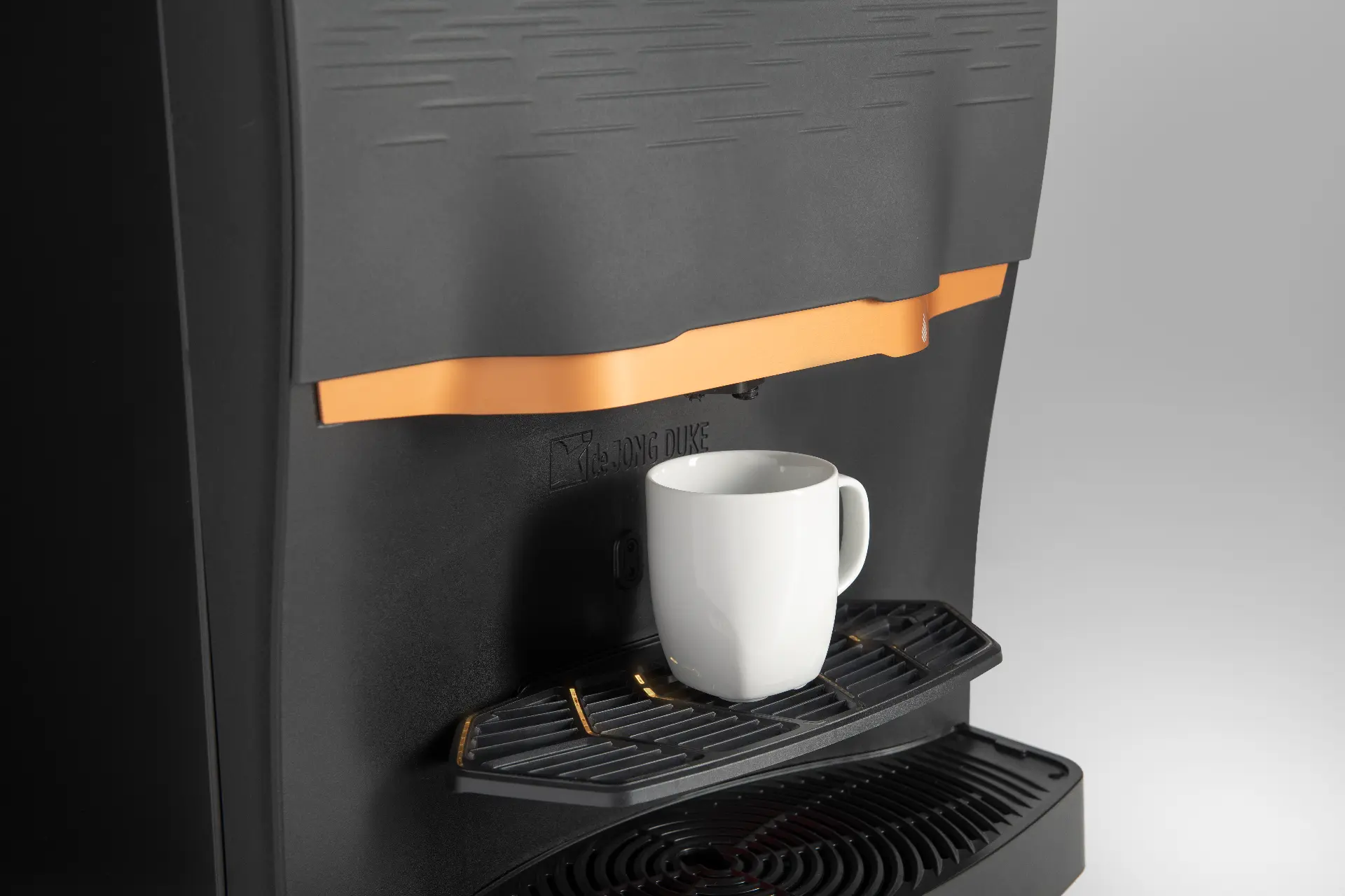 Détail d'une machine à café professionnelle avec tasse en cours de service